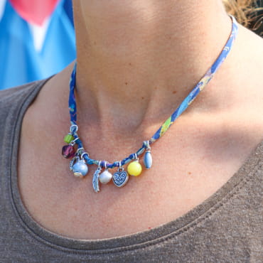 Collier Annaé en métal plaqué argent et perles bleu multicolores, bijou artisanal français lumineux.