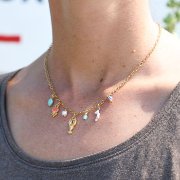 Collier Bandeloro doré à l’or fin et perles colorées, création française au style solaire et marin.