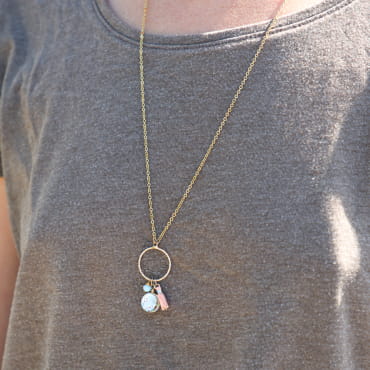 Collier long Soie doré et pendentif saumon, création française inspirée par la douceur estivale.