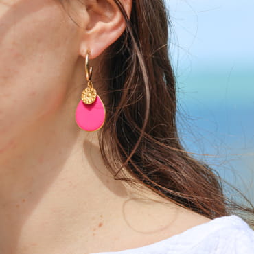 Boucles d'oreilles femme doré et rose flashy élégantes. Fabrication française.