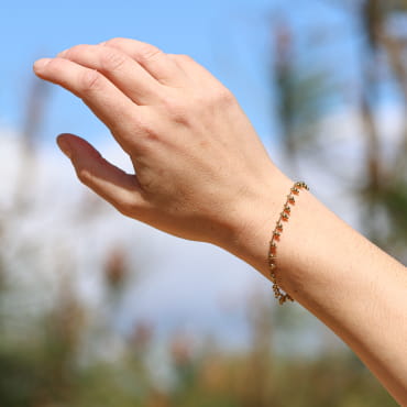 Bracelet artisanal en métal doré avec grelots décoratifs. Création française.