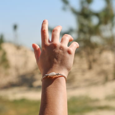 bracelet Kory argenté beige porté, bijou artisanal fabriqué en France