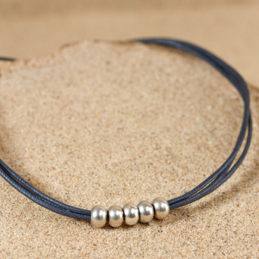 Collier artisanal argenté avec pendentif et perles bleu Montana, création française