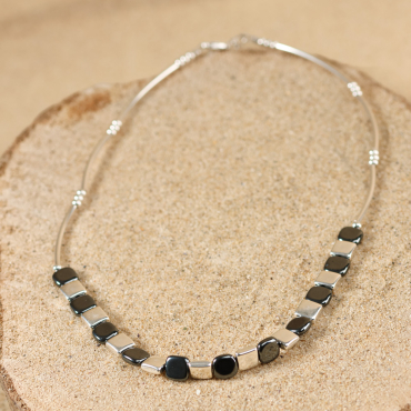 Collier artisanal argenté avec perles grises mosaïque, fabriqué en France