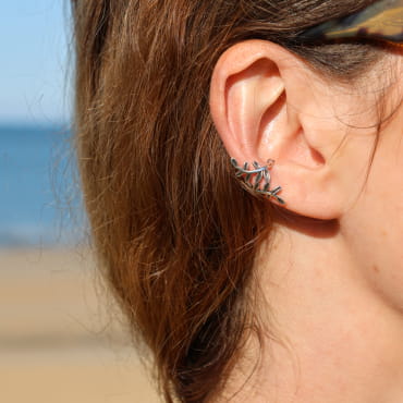 Ear cuff Sakura Retour de Plage en métal plaqué argent 999, motif entrelacé de petites feuilles stylisées, design ouvert sans perçage – bijou artisanal fabriqué en France