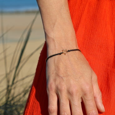 Bracelet Vapes Retour de Plage en métal doré 24 carats, orné d'un pendentif étoile et d'un cordon noir en polyester – bijou artisanal fabriqué en France