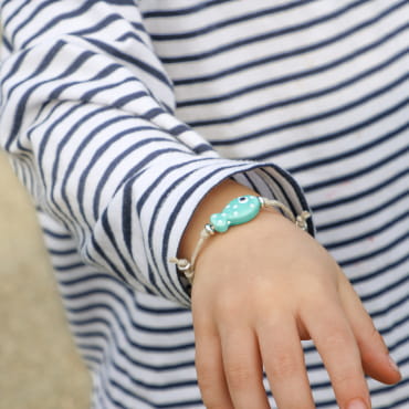 Bracelet enfant Otto argenté avec cordon vert émeraude, création artisanale française