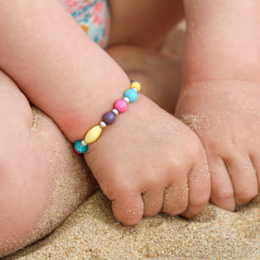 racelet Bambin pour enfant en cordons multicolores et fermoir argenté, bijou artisanal fabriqué en France.