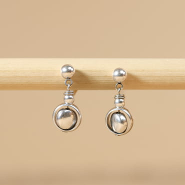 Boucles d’oreilles Astrod en métal plaqué argent, bijou artisanal français.