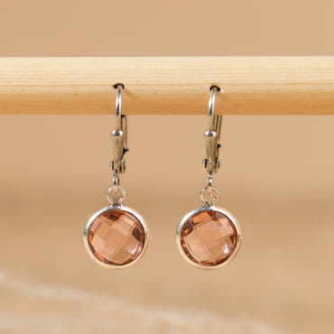 Boucles d’oreilles Faustine en métal argenté ornées de perles rose pâle, fabrication artisanale française.