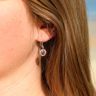 Boucles d’oreilles Faustine en métal argenté et perles rose pâle, création artisanale française.