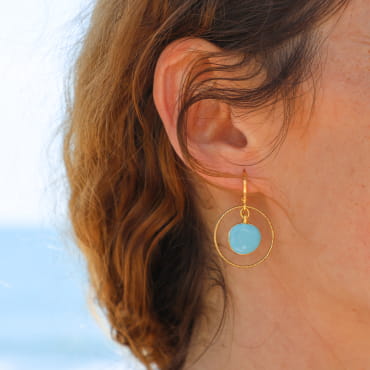 Boucles d’oreilles Zagora en métal doré et perles bleu ciel, fabrication artisanale française.