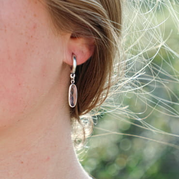 Boucles d’oreilles Galante en métal argenté et perles rose pâle, bijou artisanal français.