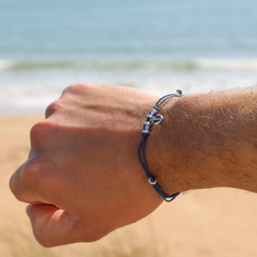 Bracelet homme Yann en perles multicolores et métal plaqué argent, bijou artisanal français.