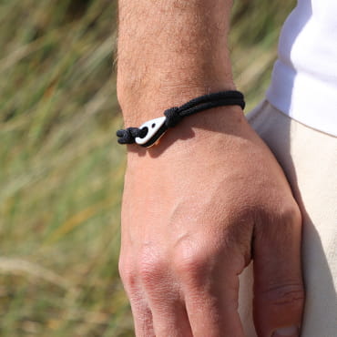 Bracelet homme Yann en perles jaunes et multicolores avec fermoir argenté, bijou artisanal français.