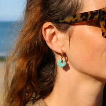 Boucles d'oreilles Marguerite Retour de Plage en métal doré avec fleur en céramique émeraude – bijou artisanal fabriqué en France