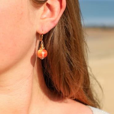Boucles d’oreilles Sepia en métal doré avec perles orange, bijou artisanal français