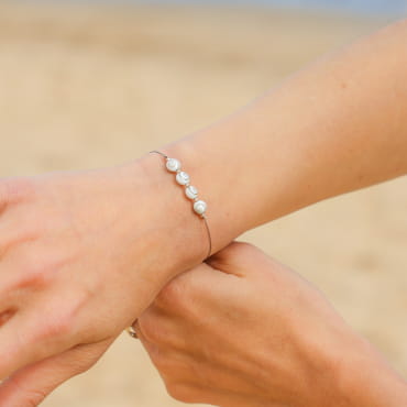 Bracelet Ajaccio en métal argenté avec perles blanches, bijou artisanal français