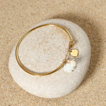 Bracelet Annapurna en métal doré et perles blanches, fabrication artisanale française.