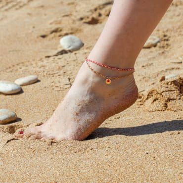 Bracelet de cheville Zanzibar en cordon rouge et métal doré, bijou artisanal français.