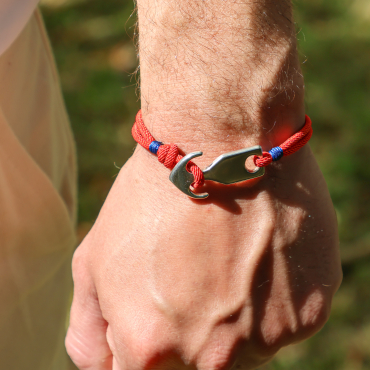 Bracelet Alarick pour homme en cordon rouge et fermoir argenté, bijou artisanal fabriqué en France.