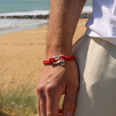 Bracelet artisanal Cotinière rouge et argenté porté, fabrication française.