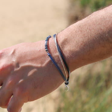 Bracelet Dominique pour homme en cordon bleu marine et fermoir argenté, fabrication artisanale française.