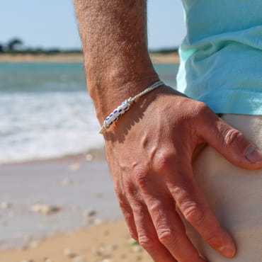 Bracelet Fogo pour homme en cordon bleu marine et fermoir argenté, création artisanale française.