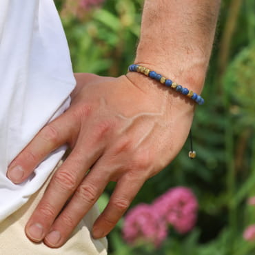 Bracelet Klein pour homme en cordon bleu et métal bronze, bijou artisanal fabriqué en France.