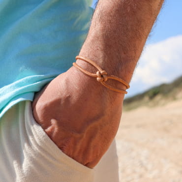 Bracelet Morgan pour homme en cordon beige et fermoir argenté, fabrication artisanale française.