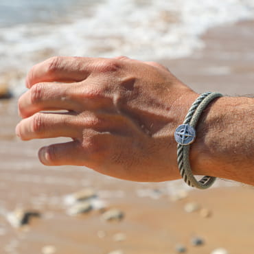 Bracelet Quimper pour homme en cordon kaki multicolore et fermoir argenté, création artisanale française.