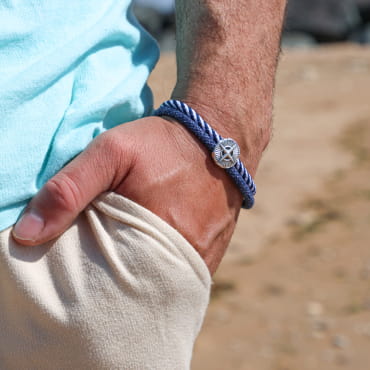 Bracelet Quimper pour homme en cordon bleu marine multicolore et fermoir argenté, bijou artisanal français.