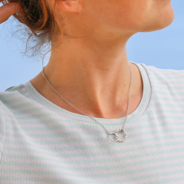 Collier Isalie en métal argenté avec perle blanche, bijou artisanal français.