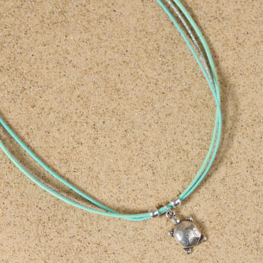 Collier enfant Jude en métal plaqué argent avec cordon vert menthe, fabrication artisanale française.