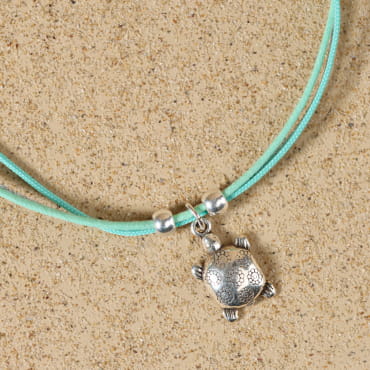 Collier enfant Jude argenté vert menthe, bijou artisanal français.