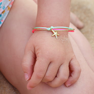 Bracelet enfant Dora en cordon rose et métal doré rose, bijou artisanal fabriqué en France.