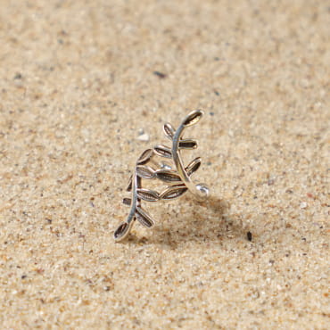 Ear cuff Sakura en métal plaqué argent, bijou d’oreille sans perçage fabriqué à la main en France.