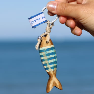 Détail du porte-clefs Colin avec perles bleu foncé, bois naturel et métal argenté – création artisanale française