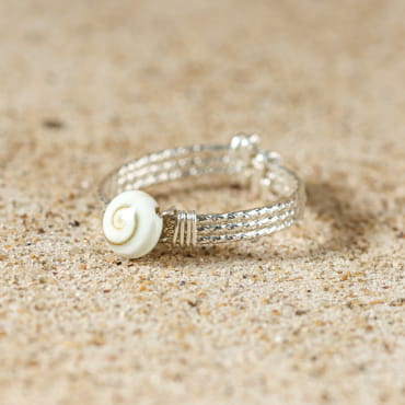 bague Bastiaise argentée avec perle blanche centrale, création artisanale française