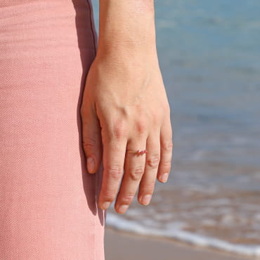 bague Nantaise dorée avec perle rose, portée en bord de mer, fabrication artisanale française