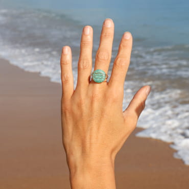 bague Oléronaise dorée avec cabochon vert d’eau, portée en bord de mer, création artisanale française