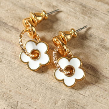 Boucles Floralia doré et fleurs blanches, création française inspirée des plages ensoleillées.