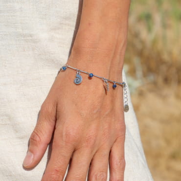 bracelet Manoa argenté avec perles bleu Montana, bijou artisanal français porté au poignet