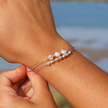 bracelet Guérandaise argenté avec corde blanche porté au poignet gauche