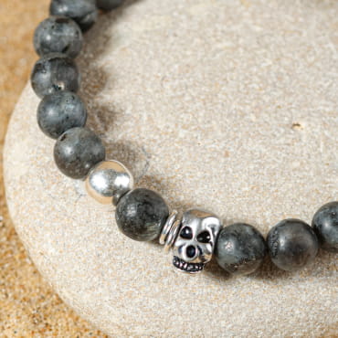 bracelet homme Peur en perles grises et skull argenté, création artisanale française