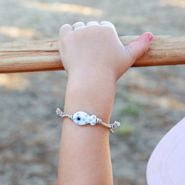 bracelet enfant Otto argenté, cordon blanc et breloque cœur, fabrication artisanale française
