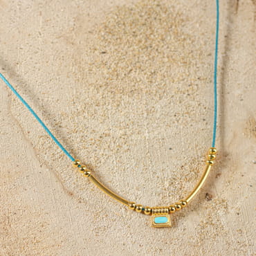 collier Dakota doré avec perle centrale bleu pétrole présenté à plat