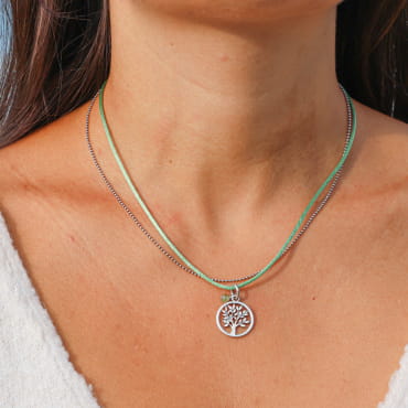 collier Vie argenté avec pendentif arbre de vie et perle verte porté