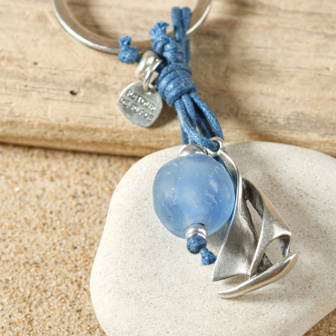 Porte-clés Vendéen argenté et perle bleue, fabrication française au style nautique.