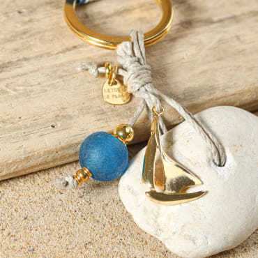 Porte-clés Vendéen doré et perle bleue, fabrication française aux accents maritimes.